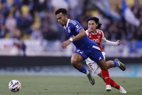 Guela Doue (Strasbourg). Duoe (kiri) kini masuk musim penuh keduanya di Ligue 1, mula mencuri tumpuan di Strasbourg di bawah bimbingan Liam Rosenior. Pemain antarabangsa Ivory Coast berusia 22 tahun ini mampu beraksi di posisi bek kanan, bek tengah kanan - dengan kekuatan dalam bertahan secara individu dan membawa bola ke hadapan dengan yakin.