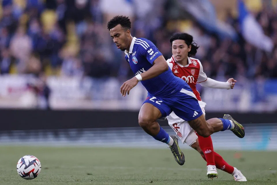 Guela Doue (Strasbourg). Duoe (kiri) kini masuk musim penuh keduanya di Ligue 1, mula mencuri tumpuan di Strasbourg di bawah bimbingan Liam Rosenior. Pemain antarabangsa Ivory Coast berusia 22 tahun ini mampu beraksi di posisi bek kanan, bek tengah kanan - dengan kekuatan dalam bertahan secara individu dan membawa bola ke hadapan dengan yakin.