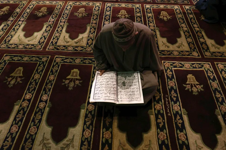 Seorang lelak sedang beribadah dalam masjid.