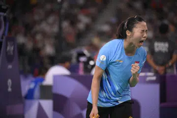 Pemain badminton Singapura, Yeo Jia Min,  menunjukkan reaksi semasa perlawanan menentang Aya Ohori dari Jepun.