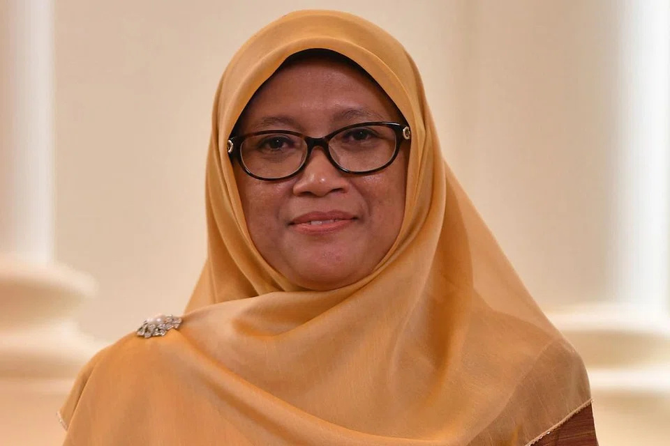 CIK RAHAYU: Hargai sumbangan Encik Tharman dan Encik Teo atas sumbangan mereka ke atas pembangunan Singapura dari segi ekonomi dan kestabilan. 