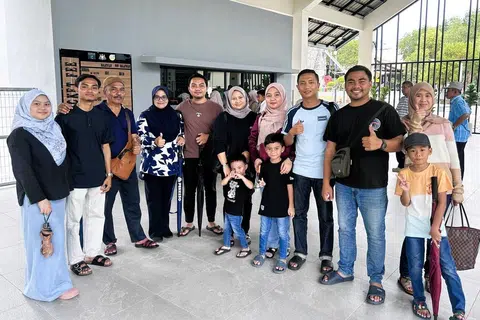 Encik Muhammad Nasir Aiman Ajis (tiga dari kanan), bersama ahli keluarganya yang datang dari Kuala Lumpur, bergambar di hadapan kaunter tiket baharu Taman Negara Tanjung Piai.