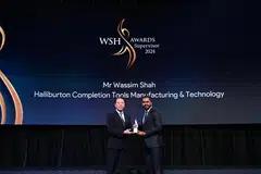 Encik Wassim Shah (kanan) antara 15 pemenang Anugerah Keselamatan dan Kesihatan di Tempat Kerja (WSH) untuk Penyelia yang diraih semasa Anugerah Keselamatan dan Kesihatan di Tempat Kerja (WSH).  Menyampaikan anugerah ialah Encik Melvin Yong, Pengerusi Jawatankuasa Majlis WSH (Pendekatan dan Penjangkauan).