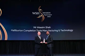 Encik Wassim Shah (kanan) antara 15 pemenang Anugerah Keselamatan dan Kesihatan di Tempat Kerja (WSH) untuk Penyelia yang diraih semasa Anugerah Keselamatan dan Kesihatan di Tempat Kerja (WSH).  Menyampaikan anugerah ialah Encik Melvin Yong, Pengerusi Jawatankuasa Majlis WSH (Pendekatan dan Penjangkauan).