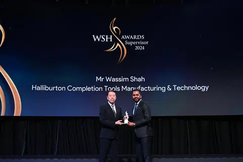 Encik Wassim Shah (kanan) antara 15 pemenang Anugerah Keselamatan dan Kesihatan di Tempat Kerja (WSH) untuk Penyelia yang diraih semasa Anugerah Keselamatan dan Kesihatan di Tempat Kerja (WSH).  Menyampaikan anugerah ialah Encik Melvin Yong, Pengerusi Jawatankuasa Majlis WSH (Pendekatan dan Penjangkauan).
