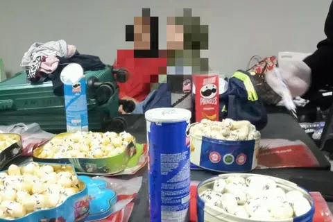 DISYAKI KOKAIN: Bahan serbuk putih dalam kepingan butir kecil yang ditemui pihak berkuasa dalam bagasi asal dua warga Singapura. Kedua-dua suspek ditahan bagi siasatan lanjut.