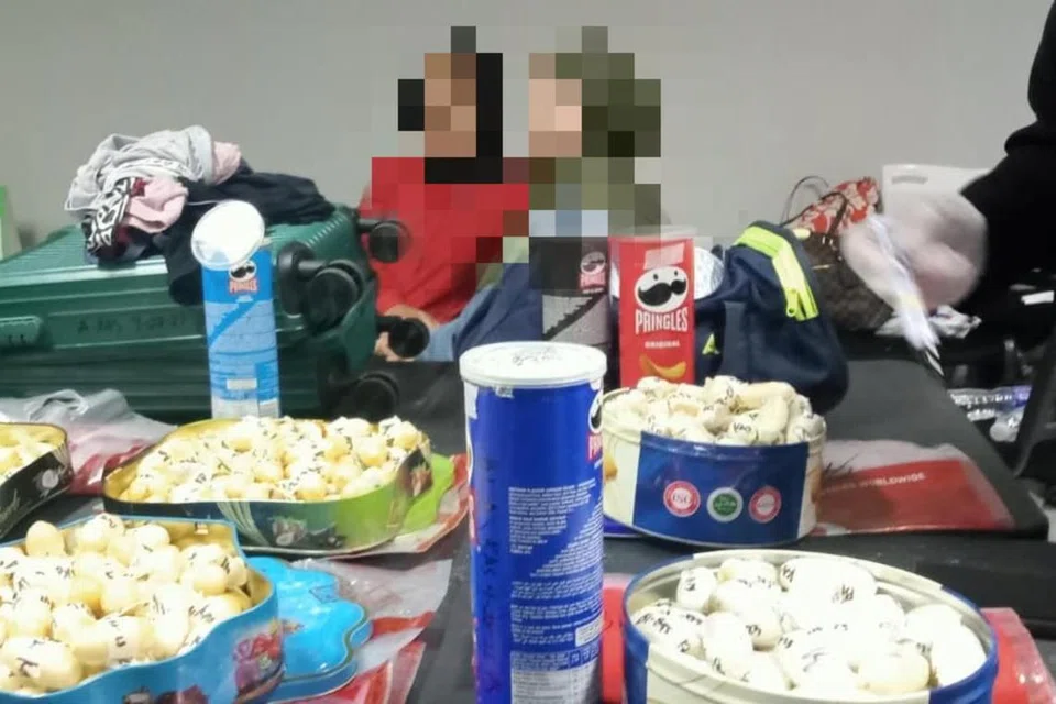 DISYAKI KOKAIN: Bahan serbuk putih dalam kepingan butir kecil yang ditemui pihak berkuasa dalam bagasi asal dua warga Singapura. Kedua-dua suspek ditahan bagi siasatan lanjut.
