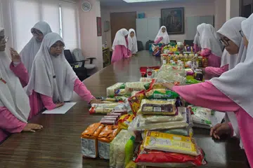 Semangat gotong-royong dan bersatu hati pelajar Madrasah Al-Ma’arif  Al-Islamiah bagi membantu mereka yang memerlukan. 