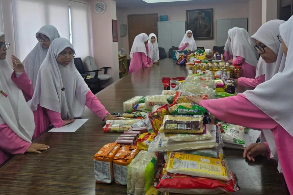 Semangat gotong-royong dan bersatu hati pelajar Madrasah Al-Ma’arif  Al-Islamiah bagi membantu mereka yang memerlukan. 