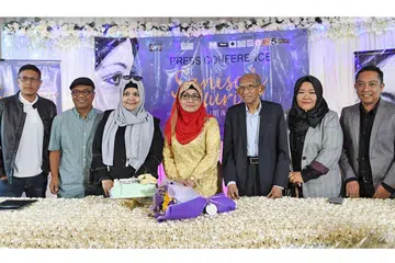 'ORANG KUAT' KONSERT: Sanisah Huri (tengah) menghargai sumbangan rakan-rakan yang memberi buah fikiran dalam pelaksanaan konsert 'Sanisah Huri Live In Concert' seperti (dari kiri) Encik Zell Sazalie Mawasie, Encik Din Safari, Cik Tilah Maricar, Encik Yusnor Ef, Cik Rusedah Tawahid dan Encik Fauzey Hussain. - Foto BH oleh KHALID BABA