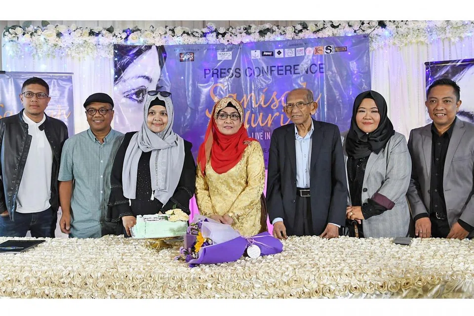'ORANG KUAT' KONSERT: Sanisah Huri (tengah) menghargai sumbangan rakan-rakan yang memberi buah fikiran dalam pelaksanaan konsert 'Sanisah Huri Live In Concert' seperti (dari kiri) Encik Zell Sazalie Mawasie, Encik Din Safari, Cik Tilah Maricar, Encik Yusnor Ef, Cik Rusedah Tawahid dan Encik Fauzey Hussain. - Foto BH oleh KHALID BABA