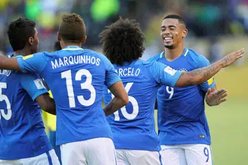 WIRA DIRAIKAN: Penjaring dua gol Brazil, Gabriel Jesus (jersi 9), mendapat ucapan tahniah daripada rakan sepasukannya. - Foto REUTERS