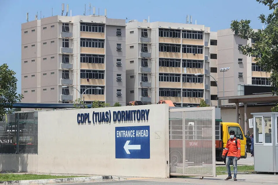 MASIH BELUM REDA: Sebanyak 185 kes tambahan dikaitkan dengan kelompok CDPL Tuas Dormitory sekitar 6 Tuas South Street 15, menjadikan jumlah keseluruhan kes yang dikenal pasti dalam kelompok ini mencecah 1,875 kes. - Foto FAIL