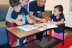 MEWARNA SAMBIL BELAJAR: Menurut Cik Ammirah, melalui cogan kata bertema setiap minggu, seperti 'StayHome SG', beliau dapat mewarna bersama suaminya, Muhammad Ridzman Rosli dan anak-anaknya, Adam Rizqullah Muhammad Ridzman (kiri) dan Rabiatul Adawiyah Muhammad Ridzman (kanan) serta memaklumkan mengapa mereka tidak dapat lakukan aktiviti yang biasanya dilakukan seperti bermain di taman permainan dan kepentingan untuk duduk di rumah. - Foto ihsan SITI AMIRAH SAHARI