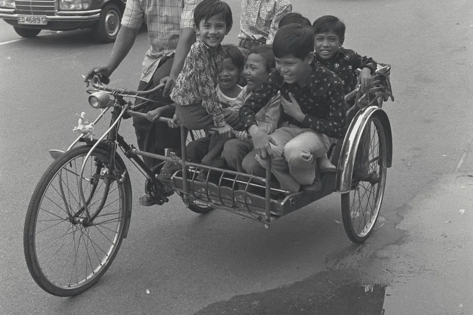 Sekumpulan kanak-kanak menaiki beca dalam perjalanan untuk jalan Raya dalam gambar yang diambil pada 1974 ini. 