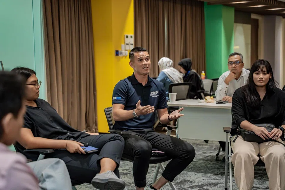 PERBINCANGAN INKLUSIF: (Dari kiri) Wartawan Berita Harian, Cik Zulaiqah Abdul Rahim; wakil daripada Persatuan Bola Sepak Singapura (FAS), Encik Baihakki Khaizan; dan wakil Persekutuan Silat Singapura (PERSISI), Cik Siti Khadijah Mohd Shahrem, bersama Editor Berita Harian, Encik Nazry Mokhtar (belakang); pada sesi dialog anjuran Berita Harian pada 20 Oktober.