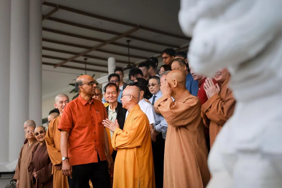 HARUS SALING HORMATI: Calon Presiden, Encik Tharman Shanmugaratnam (tengah), bergambar bersama pemimpin Buddha dan hadirin dalam dialog di Biara Kong Meng San Phor Kark See di Bright Hill Road, Bishan, pada Ahad. 