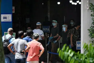 UJIAN SWAB MANDATORI PERCUMA: Orang ramai beratur di Pusat Pemeriksaan Daerah yang terletak di bekas Sekolah Rendah Da Qiao di Ang Mo Kio bagi menjalani ujian swab. - Foto BH oleh KUA CHEE SIONG