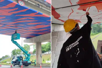 PUAS HATI: Pelukis Johor Bahru, Muhammad Nabil Mohd Azahari mengambil masa 16 hari mengecat penuh permukaan bawah jambatan kereta api di Skudai-Gelang Patah dengan lambang merah biru putih 