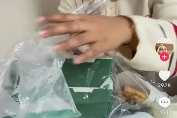 Pengguna TikTok, @banubino, dari Malaysia berkongsi pengalamannya menunggu 50 minit untuk pesanan kepak ayam berperisa Wingstop disebabkan terlalu ramai orang di cawangan Singapura yang tular di media sosial. 