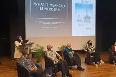 MENGEKALKAN SEJARAH: Cik Nurhikmah Mohd Ali (berdiri, sedang bercakap) sedang membuat pembentangan tentang erti menjadi merdeka dalam konteks Singapura semasa sesi perbincangan ketiga Sembang Ilmu, yang dianjurkan baru-baru ini. - Foto MHF