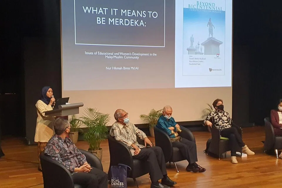 MENGEKALKAN SEJARAH: Cik Nurhikmah Mohd Ali (berdiri, sedang bercakap) sedang membuat pembentangan tentang erti menjadi merdeka dalam konteks Singapura semasa sesi perbincangan ketiga Sembang Ilmu, yang dianjurkan baru-baru ini. - Foto MHF