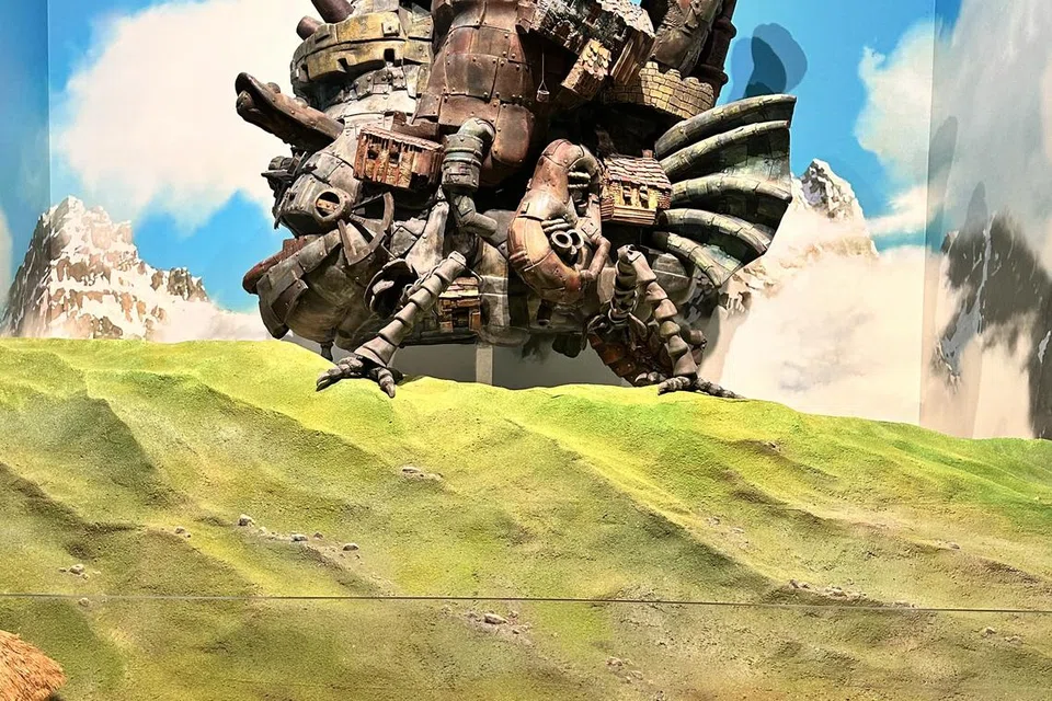 Pengunjung bakal dipukau dengan replika seperti dalam filem, ‘Howl’s Moving Castle’, yang berskala besar di Muzium ArtScience Singapura, yang dihidupkan dengan kejuruteraan rumit. 