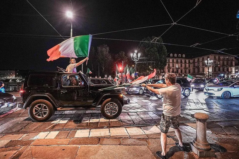 RAIKAN KEJAYAAN: Para penyokong Italy meraikan kemenangan pasukan negara itu. - Foto EPA-EFE