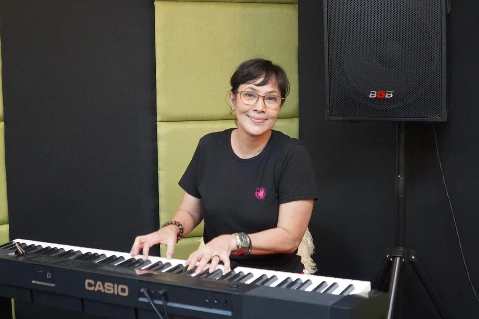 TERUS BERSENI: Salah satu kemudahan di unit rumah kedai yang dimanfaatkan Fauziah Latiff untuk meniaga meliputi studio muzik untuk sesiapa berlatih vokal atau membuat persiapan ‘gig’.