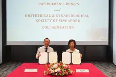 Sayap Wanita PAP yang diwakili Cik Sim Ann (kanan), bertukar surat dengan OGSS yang diwakilli Dr Lim Shau Khng Jason, untuk menjalin satu kerjasama bagi membantu sekitar 3,000 wanita termasuk ibu, sepanjang tiga tahun akan datang, mengenai pelbagai topik berkaitan kesihatan. 