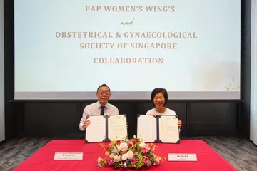Sayap Wanita PAP yang diwakili Cik Sim Ann (kanan), bertukar surat dengan OGSS yang diwakilli Dr Lim Shau Khng Jason, untuk menjalin satu kerjasama bagi membantu sekitar 3,000 wanita termasuk ibu, sepanjang tiga tahun akan datang, mengenai pelbagai topik berkaitan kesihatan. 