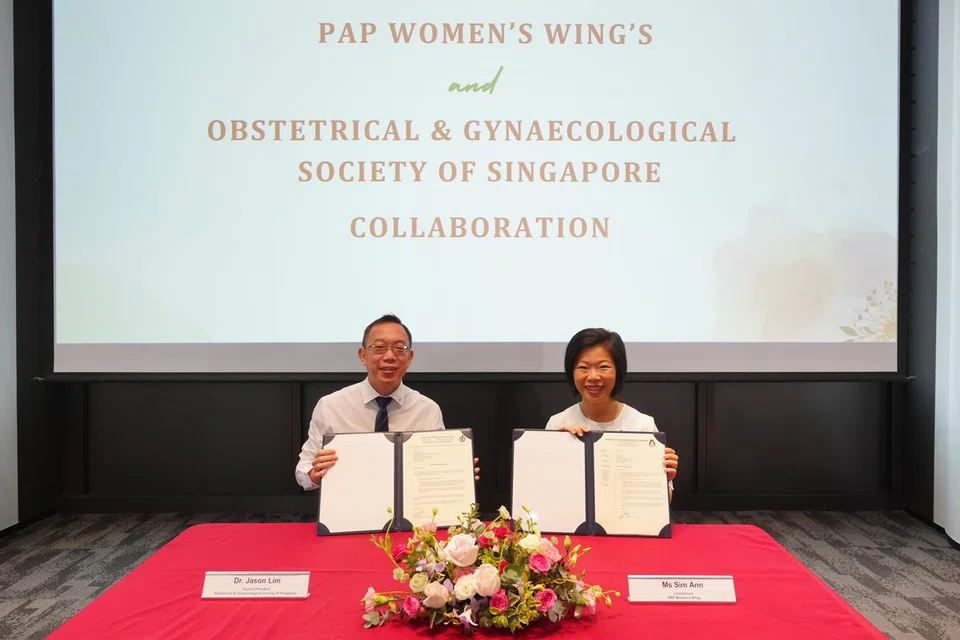 Sayap Wanita PAP yang diwakili Cik Sim Ann (kanan), bertukar surat dengan OGSS yang diwakilli Dr Lim Shau Khng Jason, untuk menjalin satu kerjasama bagi membantu sekitar 3,000 wanita termasuk ibu, sepanjang tiga tahun akan datang, mengenai pelbagai topik berkaitan kesihatan. 