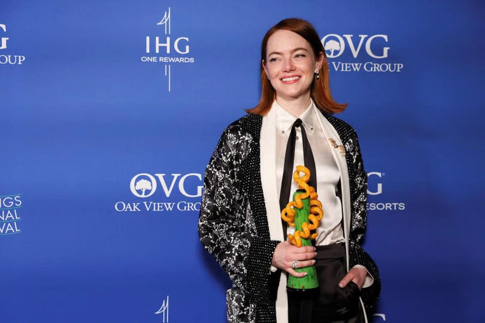 PILIHAN RAMAI: Emma Stone yang membawakan watak wanita yang gigih mencari dirinya dalam filem, ‘Poor Things’, diramal menerima Anugerah Pelakon Wanita Terbaik (Muzikal Atau Komedi).