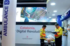 BANYAK FAEDAH, BANYAK TERDEDAH: Paramedik di kios pemerintah tempatan Catalan, Sepanyol, menunjukkan cara ambulans 5G berfungsi di Kongres Mudah Alih Sedunia di Barcelona bulan lalu. Rangkaian 5G menjanjikan hubungan sangat pantas yang akan mengubah cara hidup, tetapi memerlukan langkah-langkah keselamatan lebih kukuh. - Foto REUTERS