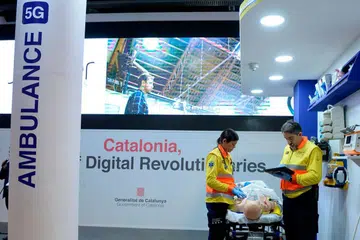 BANYAK FAEDAH, BANYAK TERDEDAH: Paramedik di kios pemerintah tempatan Catalan, Sepanyol, menunjukkan cara ambulans 5G berfungsi di Kongres Mudah Alih Sedunia di Barcelona bulan lalu. Rangkaian 5G menjanjikan hubungan sangat pantas yang akan mengubah cara hidup, tetapi memerlukan langkah-langkah keselamatan lebih kukuh. - Foto REUTERS
