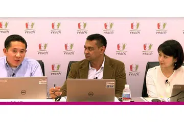 PERBINCANGAN SECARA LANGSUNG: Sesi sembang Pos Belanjawan FB Live yang dipengerusikan (kiri) Encik Amrin dan (kanan) Cik Sun, membincangkan soalan-soalan yang diutarakan pengguna Facebook. Moderator, Encik Adi Rahman, telah membacakan soalan-soalan yang ditujukan. - Foto MCI