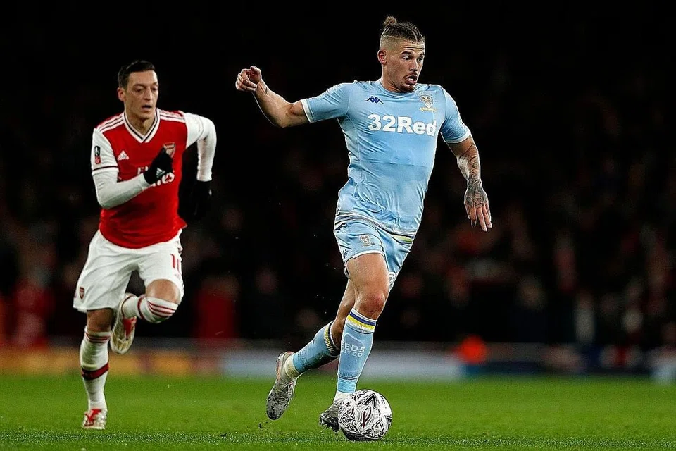 JADI REBUTAN: Pemain tengah Leeds United, Kalvin Phillips (kanan), yang merupakan bekas pemain akademi kelab tersebut, dikatakan mendapat minat beberapa kelab EPL untuk membelinya di musim akan datang. - Foto AFP 