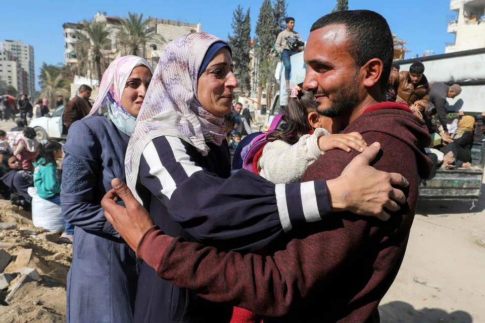 Seorang wanita Palestin, Cik Umm Ali, memeluk menantunya, yang bersama isterinya, anak perempuan Cik Umm Ali, Cik Souad Atallah, telah dipindahkan ke selatan semasa perang, sekembalinya mereka ke utara Gaza, di tengah-tengah gencatan senjata antara Israel dengan Hamas, di Bandar Gaza pada 27 Januari 2025.  