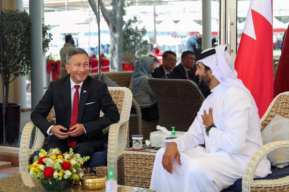 Dr Balakrishnan (kiri) mengesahkan hubungan yang mesra antara Singapura dan Bahrain dalam pertemuannya bersama Penasihat Keselamatan Negara Bahrain, Mejar Jeneral Shaikh Nasser Hamad Al Khalifa. 