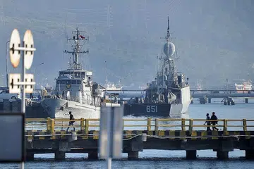 TERUSKAN OPERASI MENCARI: Kapal tentera laut Indonesia (atas) dilihat di pangkalan tentera laut di Banyuwangi, wilayah Jawa Timur, semalam bagi meneruskan operasi pencarian kapal selam 'KRI Nanggala 402' yang hilang sejak Rabu lalu. - Foto AFP 