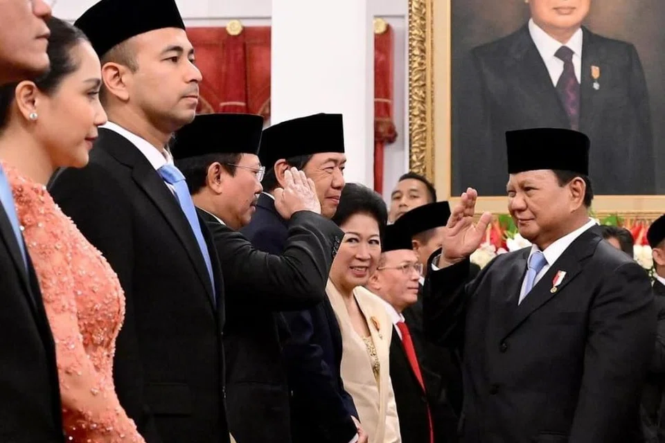 Presiden Prabowo Subianto (kanan) mengucapkan tahniah kepada utusan dan pembantu presiden yang baru dilantik selepas upacara mengangkat sumpah di Istana Negara di Jakarta pada 22 Oktober.