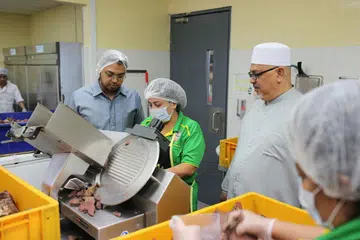MAHU TERUS BERKEMBANG: Pembelian dapur pusat membantu pemilik bersama Pondok Abang, Encik Mohd Hasan (kiri), dan bapanya, Encik Abdul Rahman (kanan), mengembangkan perniagaan syarikat itu. - Foto fail 