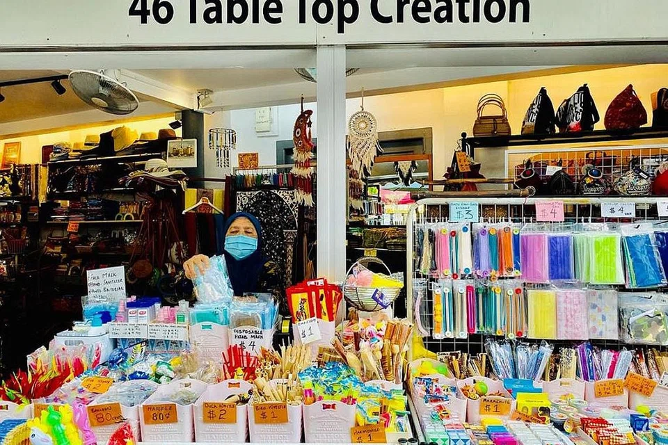 UBAH STRATEGI: Ibu Cik Melati, Cik Patimah Abdul Jalil, di kedai cenderahati, Table Top Creation, berhadapan Masjid Sultan.. - Foto TABLE TOP CREATION