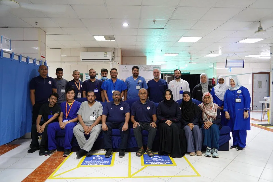 Timbalan Ketua Eksekutif Muis, Encik Khairul Anwar Mohamed Abdul Alim (depan, empat dari kanan), dan Ketua Pegawai Perubatan, SPAO, Dr Mumtaz Mohamed Yusoff (depan, dua dari kanan), bergambar bersama pasukan SPAO dan pasukan MEDEX dari Arab Saudi. 