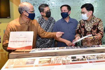 LAWAT RCC: Encik Heng Swee Keat (kanan) melawat Pusat Sumber dan Kaunseling RRG bersama (dari kiri) Encik Masagos Zulkifli Masagos Mohamad, Profesor Muhammad Faishal Ibrahim dan ahli sekretariat RRG Salim Mohamed Nasir. - Foto MCI