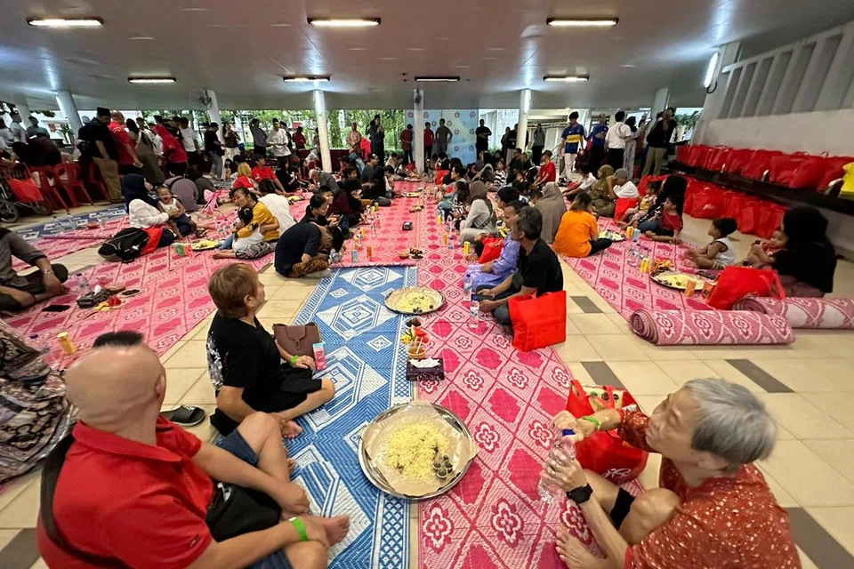 Seramai 150 anggota keluarga daripada 24 keluarga yang memerlukan telah menghadiri majlis berbuka puasa, ‘Sedulang Bersama Ayah’, di dewan serbaguna Blok 813A, Choa Chu Kang Avenue 7 pada 31 Mac.