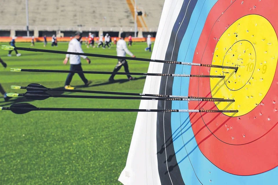 MENJADI SASARAN: Imej bundar kuning kecil yang hanya sebesar mulut mangkuk kecil ini menjadi sasaran Syahidah. Beliau berlatih enam jam setiap hari, enam kali seminggu, sejak berlatih sepenuh masa sekitar Jun lalu. 