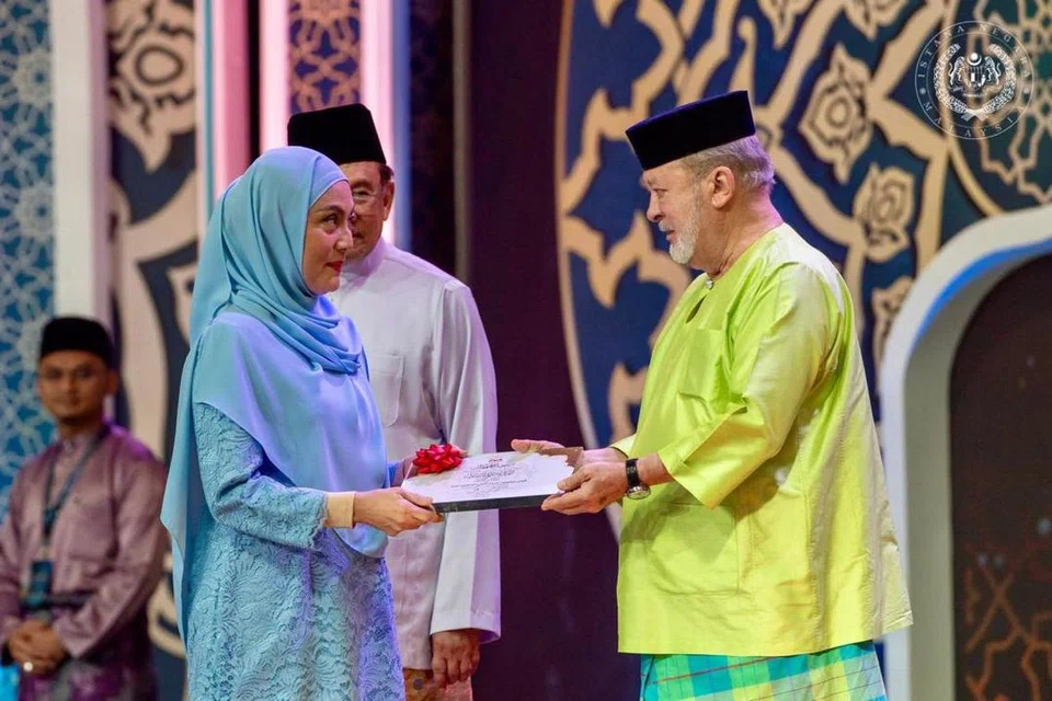 Pelakon mualaf Malaysia, Cik Ardini Angeline Tan (kiri) menerima Anugerah Saudara Baru (Mualaf) Cemerlang daripada Yang di-Pertuan Agong Malaysia, Sultan Ibrahim, sempena sambutan Maulidur Rasul Peringkat Kebangsaan 1447H/2025M di Kuala Lumpur, pada 5 September. 