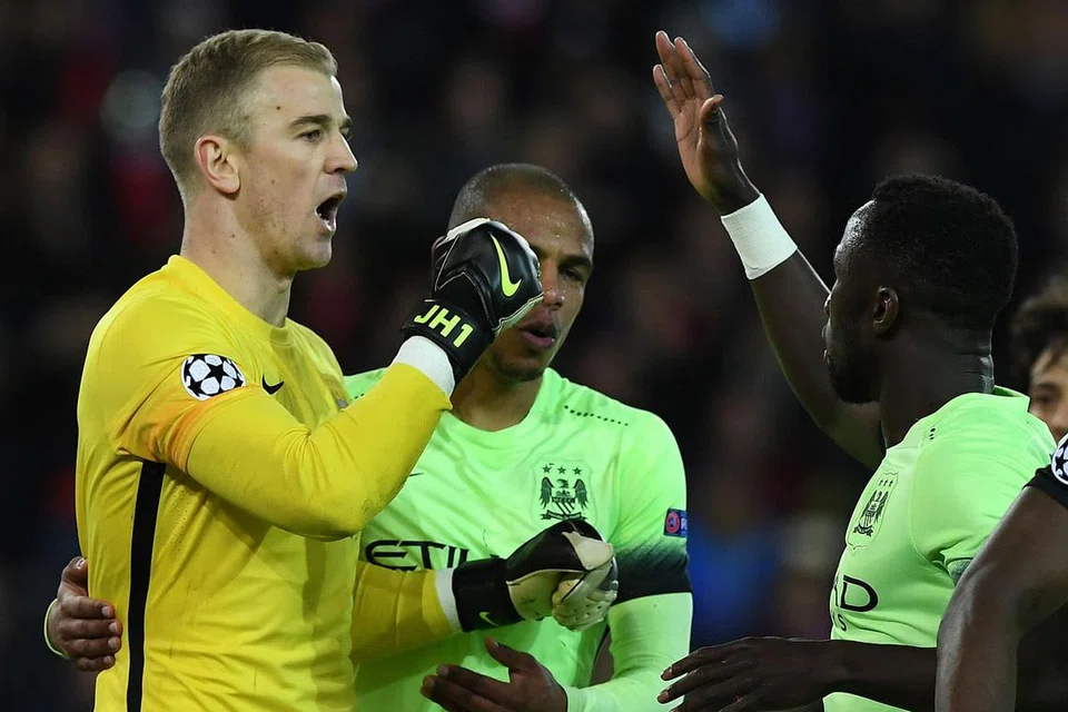 WIRA DI GAWANG: Joe Hart (kiri) berjaya menyelamatkan penalti Ibrahimovic dengan jaringan terikat 0-0. - Foto AFP