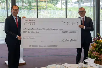 Presiden Universiti Teknologi Nanyang (NTU), Profesor Ho Teck Hua (kiri), dan pengasas yang juga pengarah Yayasan Chen Yidan, Dr Charles Chen Yidan, semasa majlis penyampaian cek di kampus NTU pada 3 Disember. 